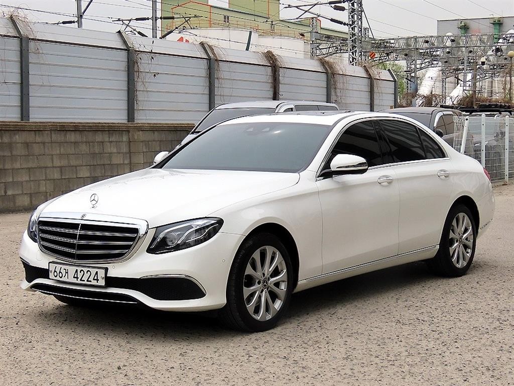 벤츠 E 클래스 E-클래스 W213 E220d 4MATIC 익스클루시브 이미지 2