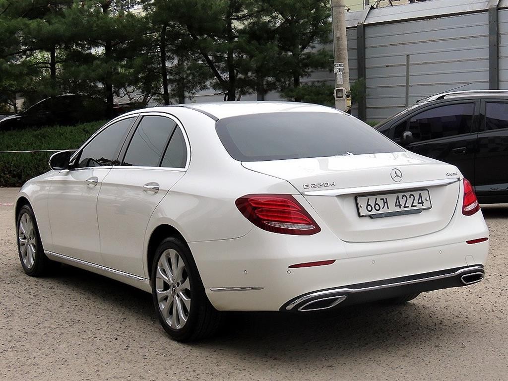벤츠 E 클래스 E-클래스 W213 E220d 4MATIC 익스클루시브 이미지 3