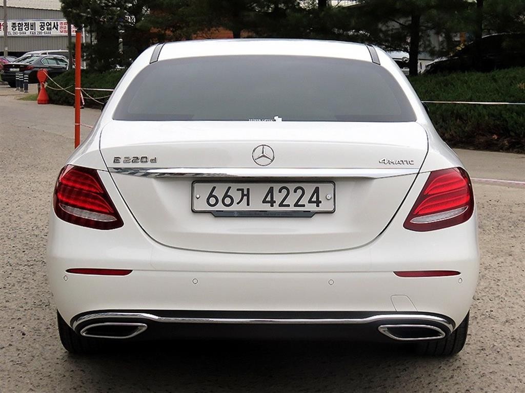벤츠 E 클래스 E-클래스 W213 E220d 4MATIC 익스클루시브 이미지 4