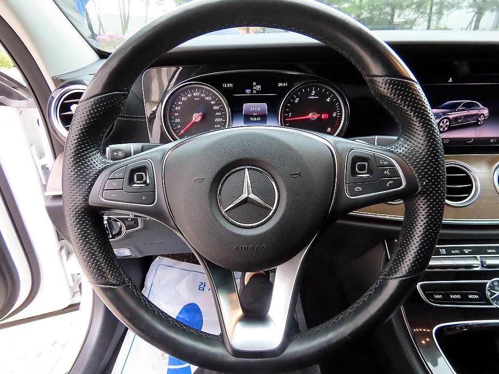 벤츠 E 클래스 E-클래스 W213 E220d 4MATIC 익스클루시브 이미지 8