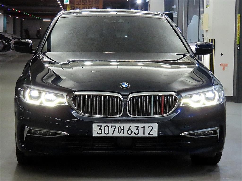 BMW 5시리즈 5시리즈 (G30) 520d M 스포츠 플러스 이미지 2