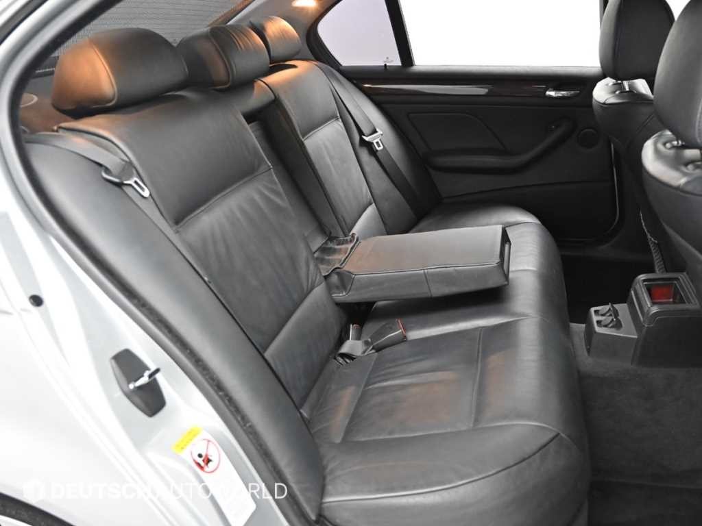 BMW 3시리즈 325I 세단 이미지 12