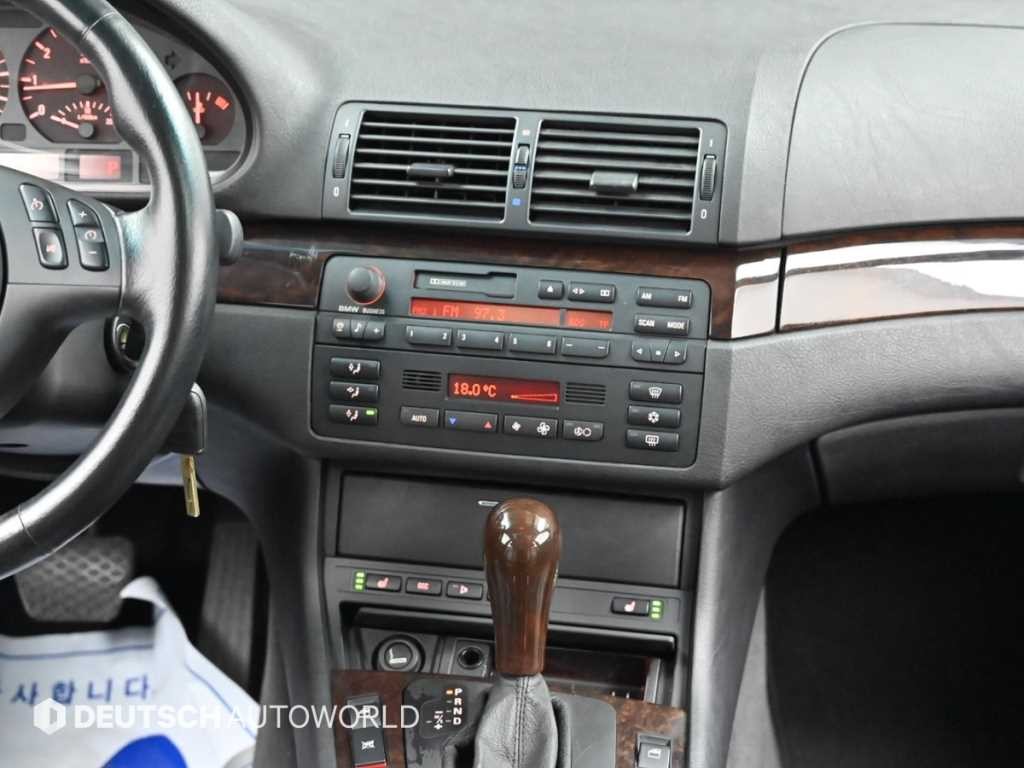 BMW 3시리즈 325I 세단 이미지 14