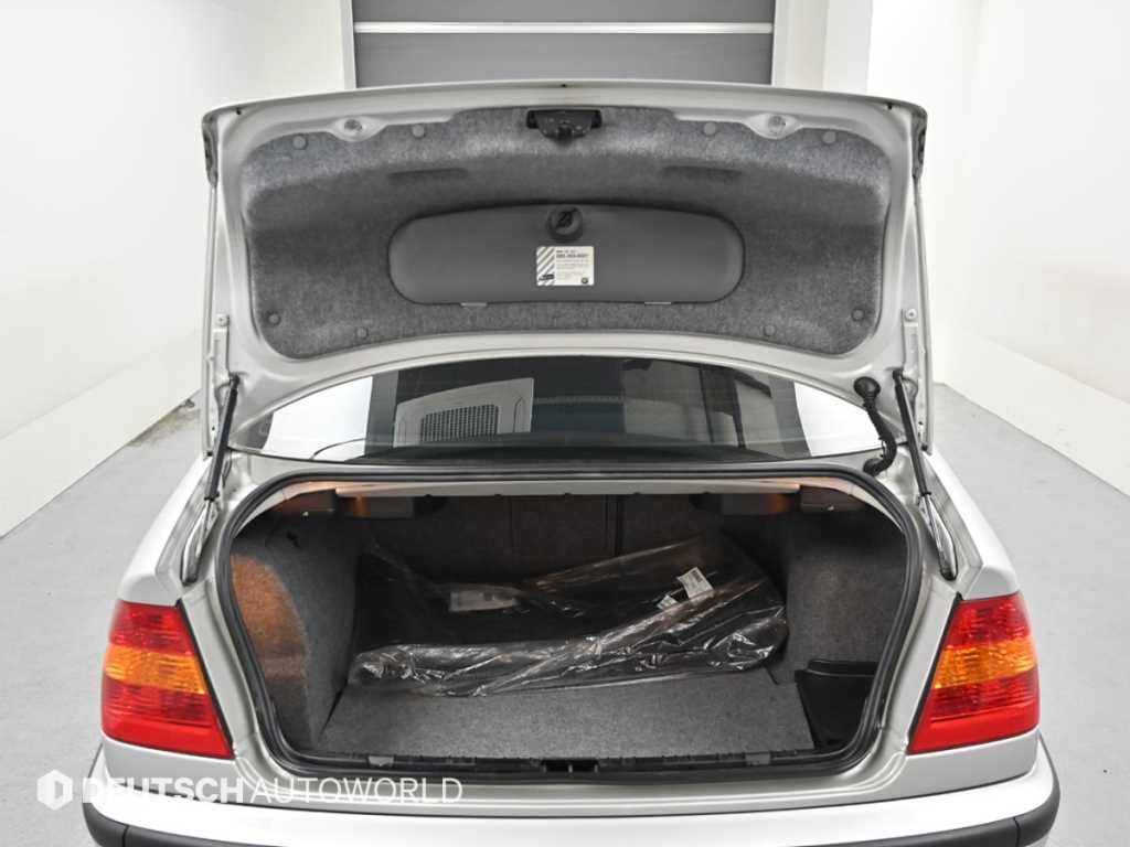 BMW 3시리즈 325I 세단 이미지 19