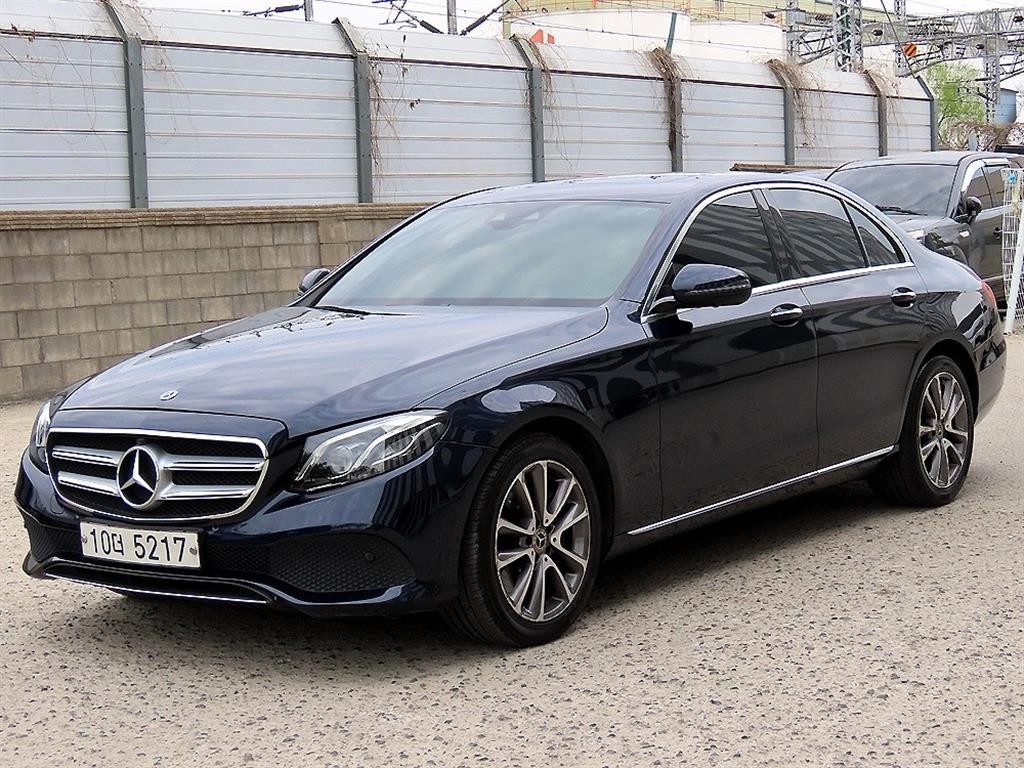 벤츠 E 클래스 E-클래스 W213 E300 4MATIC 아방가르드 이미지 2