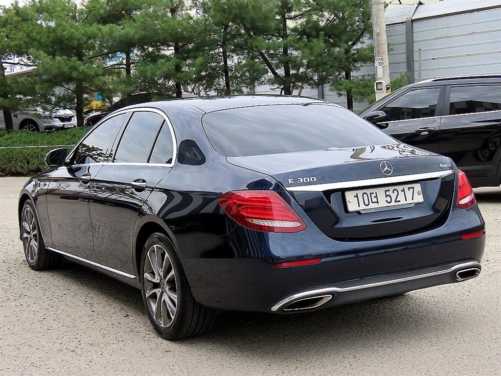 벤츠 E 클래스 E-클래스 W213 E300 4MATIC 아방가르드 이미지 3