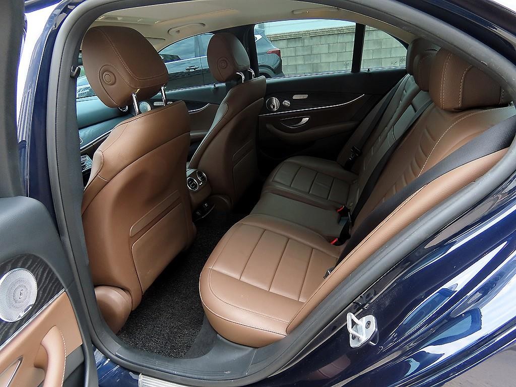 벤츠 E 클래스 E-클래스 W213 E300 4MATIC 아방가르드 이미지 6