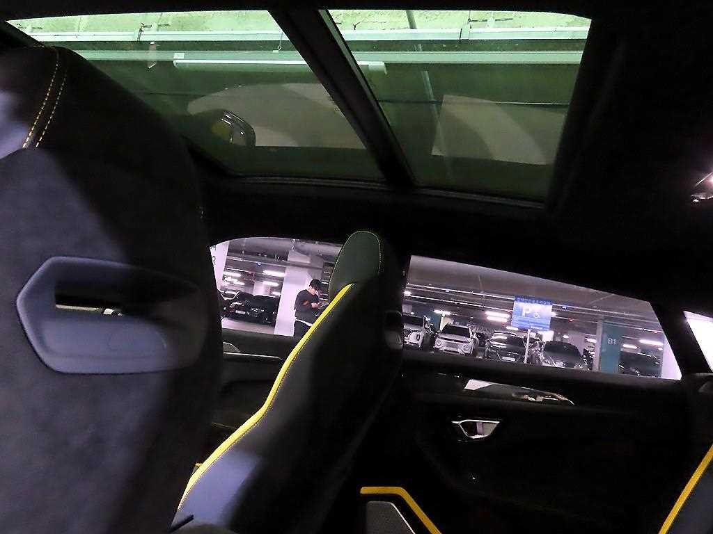 람보르기니 우루스 4.0 V8 퍼포만테 이미지 17