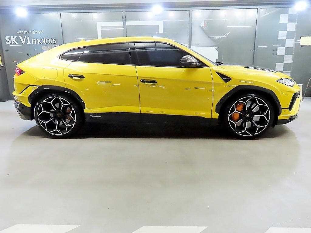 람보르기니 우루스 4.0 V8 퍼포만테 이미지 3