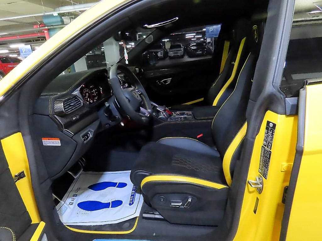 람보르기니 우루스 4.0 V8 퍼포만테 이미지 6