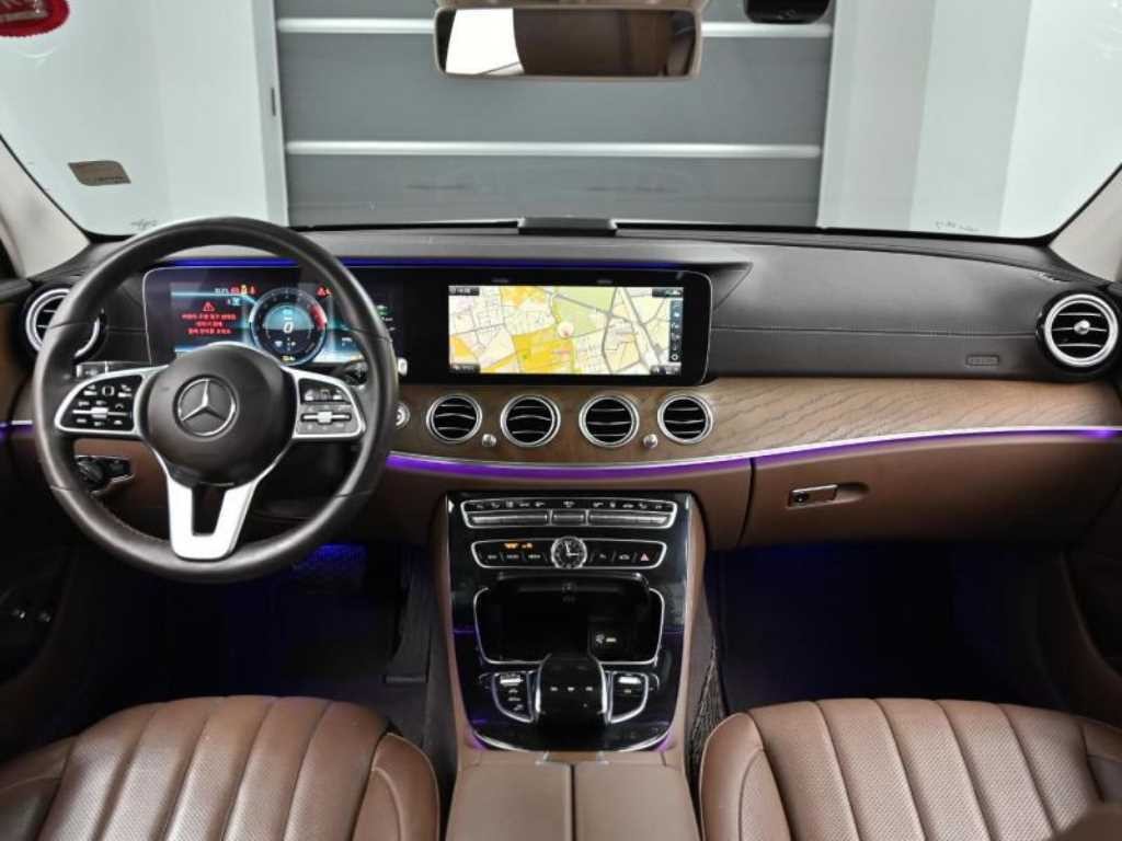 벤츠 E 클래스 E-클래스 W213 E300e 4MATIC 익스클루시브 이미지 1