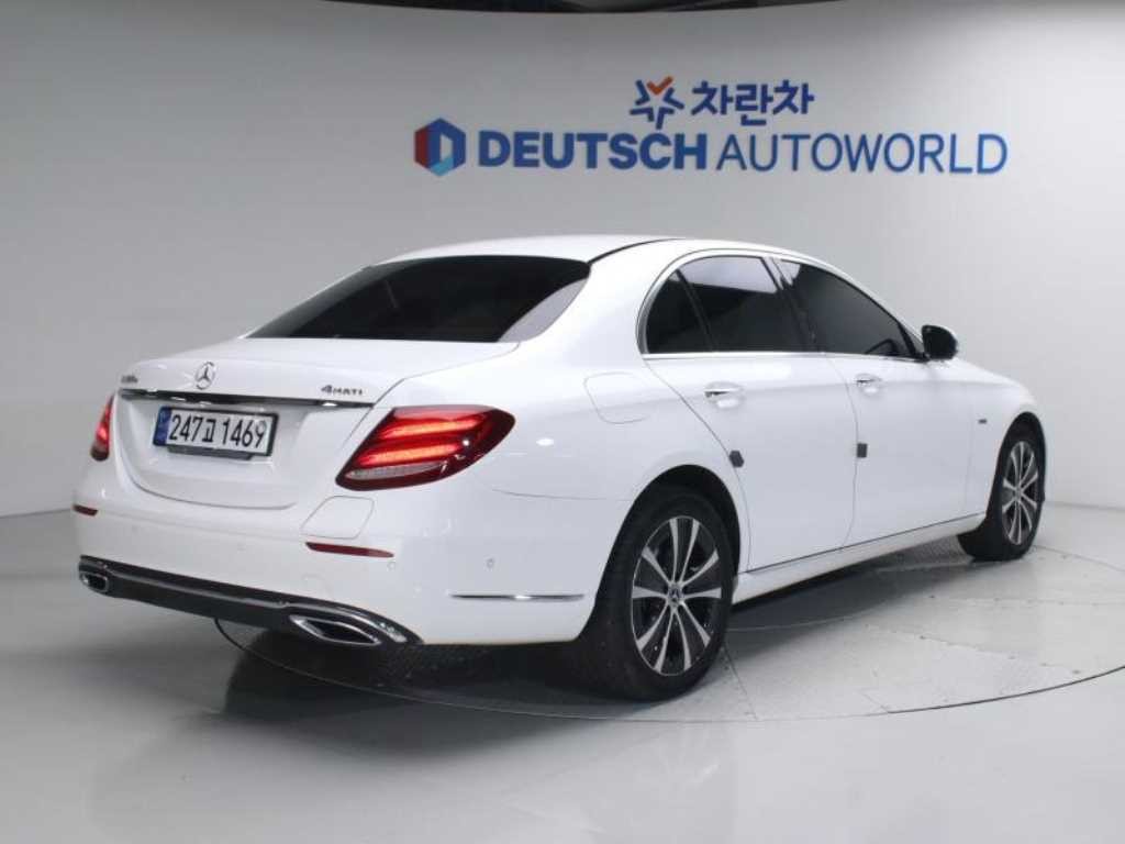 벤츠 E 클래스 E-클래스 W213 E300e 4MATIC 익스클루시브 이미지 3