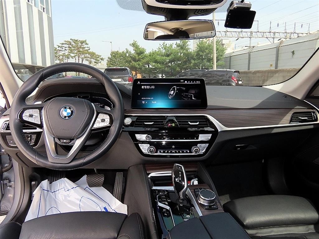 BMW 5시리즈 5시리즈 (G30) 530e M 스포츠 이미지 7