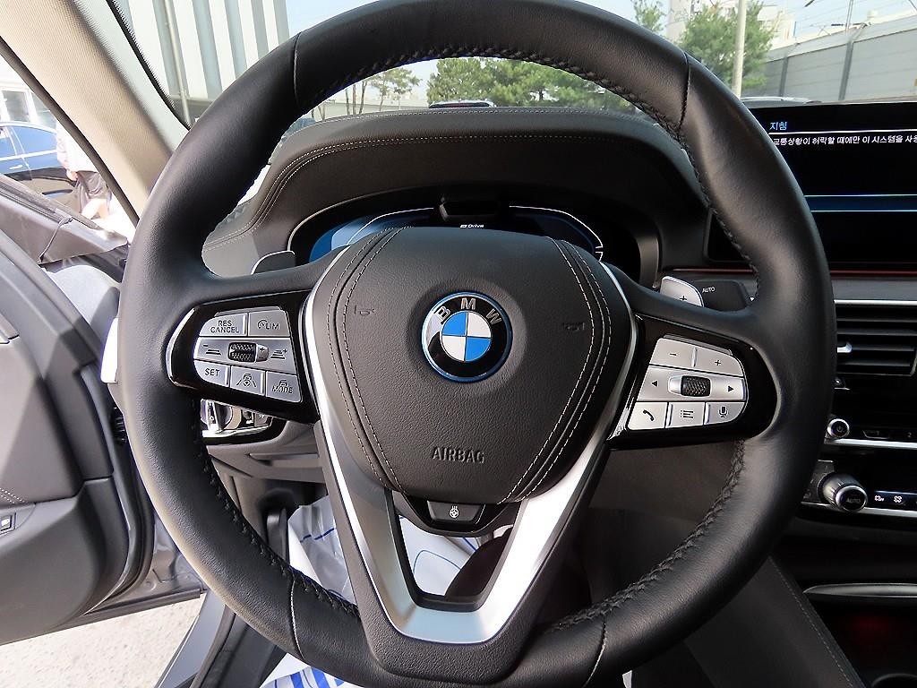 BMW 5시리즈 5시리즈 (G30) 530e M 스포츠 이미지 8