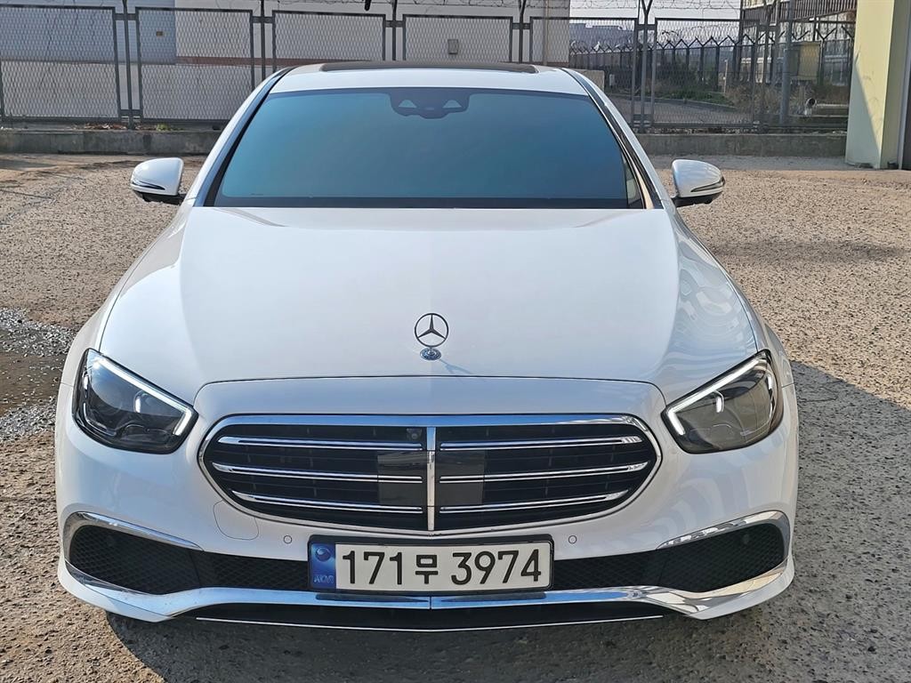 벤츠 E 클래스 E-클래스 W213 E300e 4MATIC 익스클루시브 이미지 1