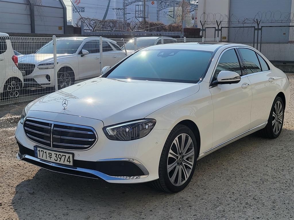 벤츠 E 클래스 E-클래스 W213 E300e 4MATIC 익스클루시브 이미지 2