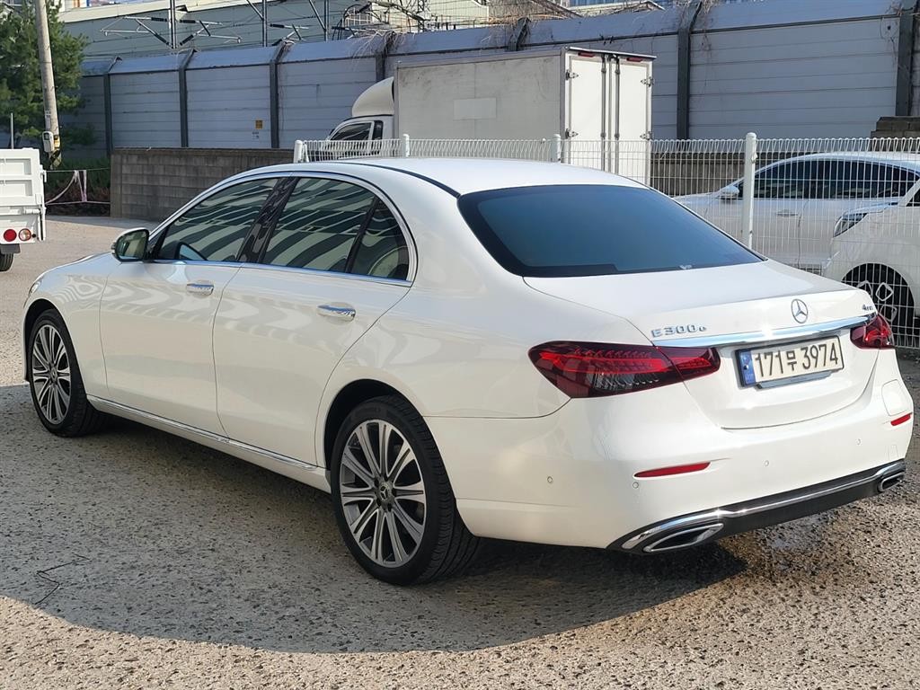 벤츠 E 클래스 E-클래스 W213 E300e 4MATIC 익스클루시브 이미지 3