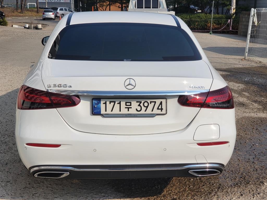 벤츠 E 클래스 E-클래스 W213 E300e 4MATIC 익스클루시브 이미지 4