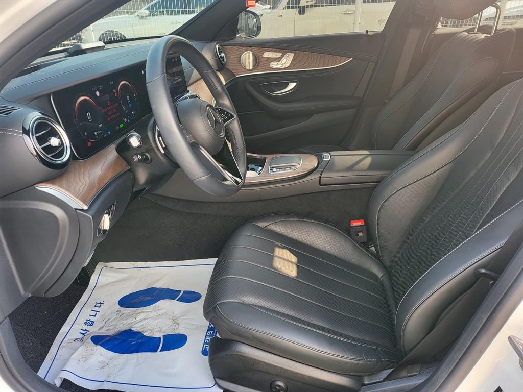벤츠 E 클래스 E-클래스 W213 E300e 4MATIC 익스클루시브 이미지 5