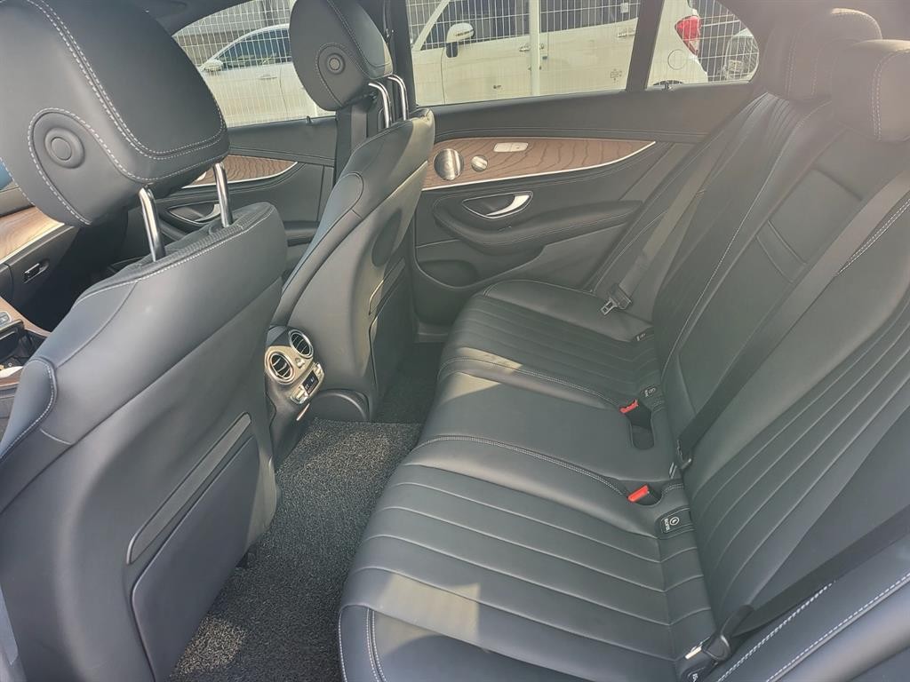 벤츠 E 클래스 E-클래스 W213 E300e 4MATIC 익스클루시브 이미지 6