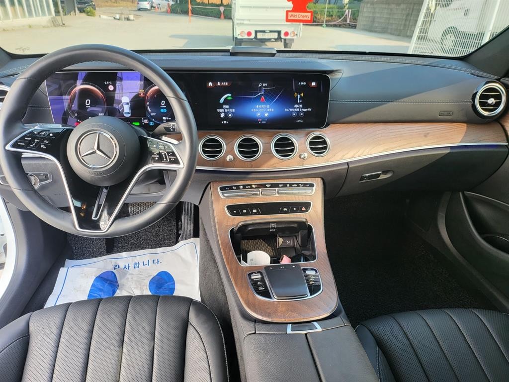 벤츠 E 클래스 E-클래스 W213 E300e 4MATIC 익스클루시브 이미지 7