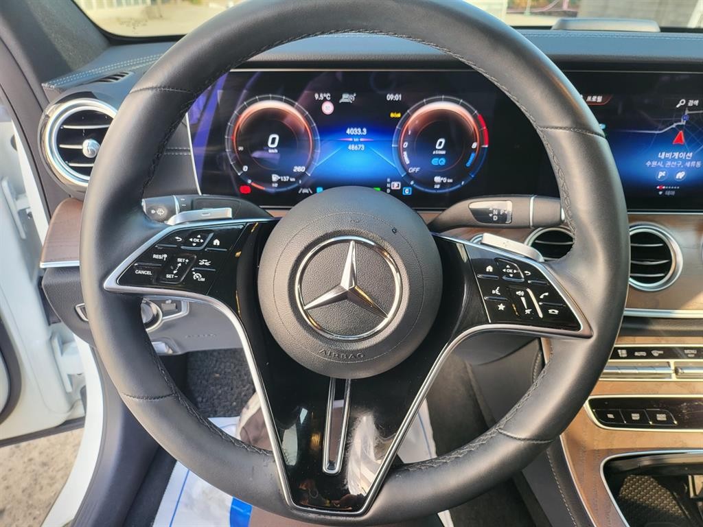 벤츠 E 클래스 E-클래스 W213 E300e 4MATIC 익스클루시브 이미지 8