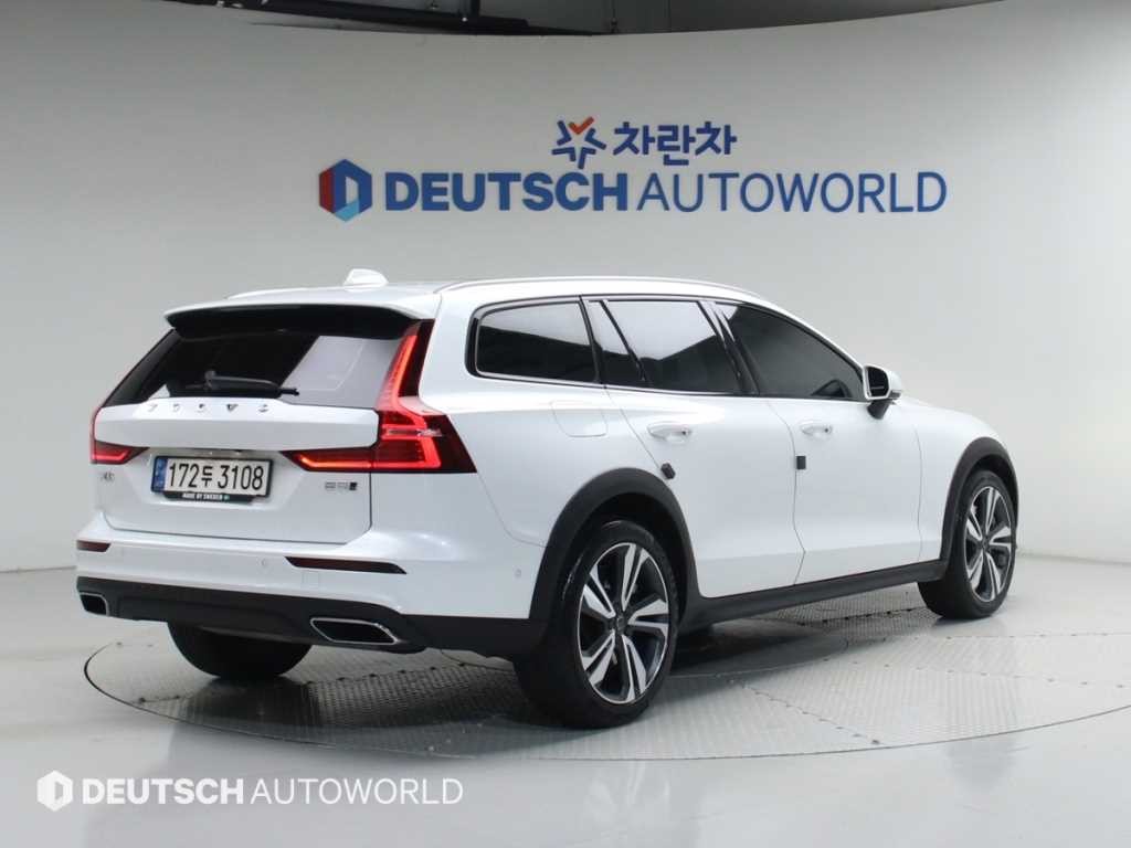 볼보 V60 V60 크로스 컨트리 2세대 2.0 B5 프로 AWD 이미지 2
