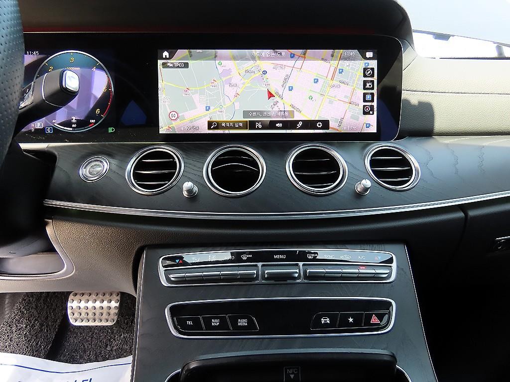 벤츠 E 클래스 E-클래스 W213 E220d 4MATIC AMG라인 이미지 13