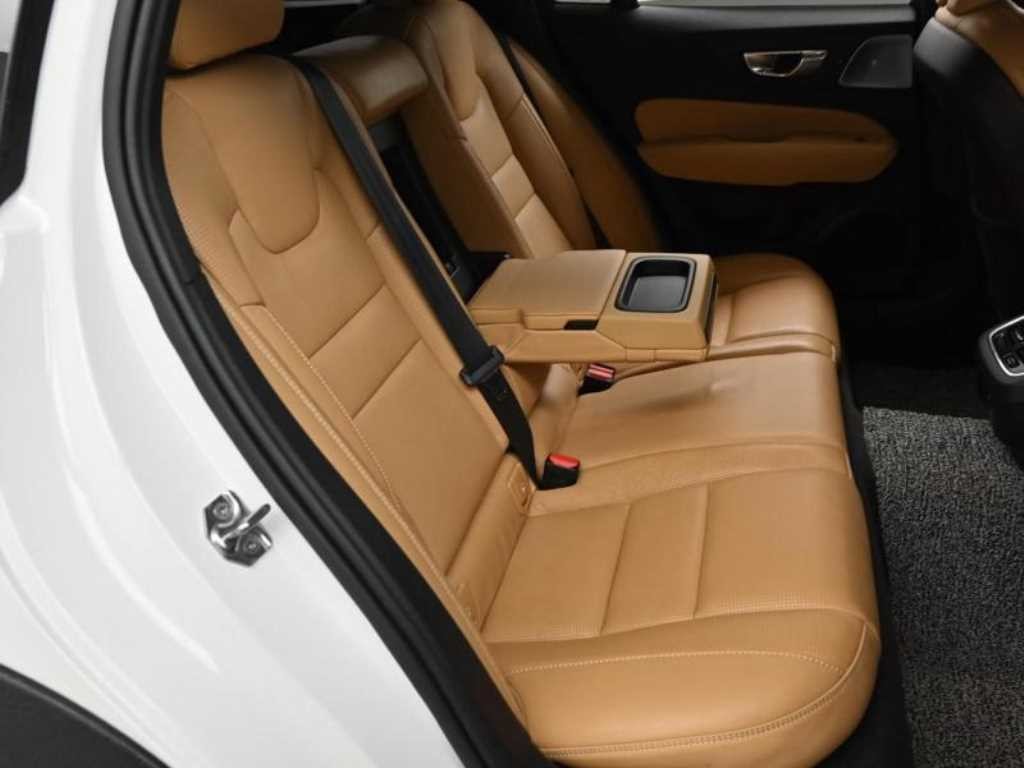 볼보 V60 V60 크로스 컨트리 2세대 2.0 T5 프로 AWD 이미지 12