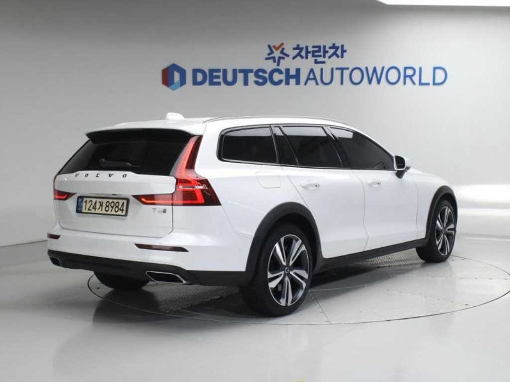 볼보 V60 V60 크로스 컨트리 2세대 2.0 T5 프로 AWD 이미지 2