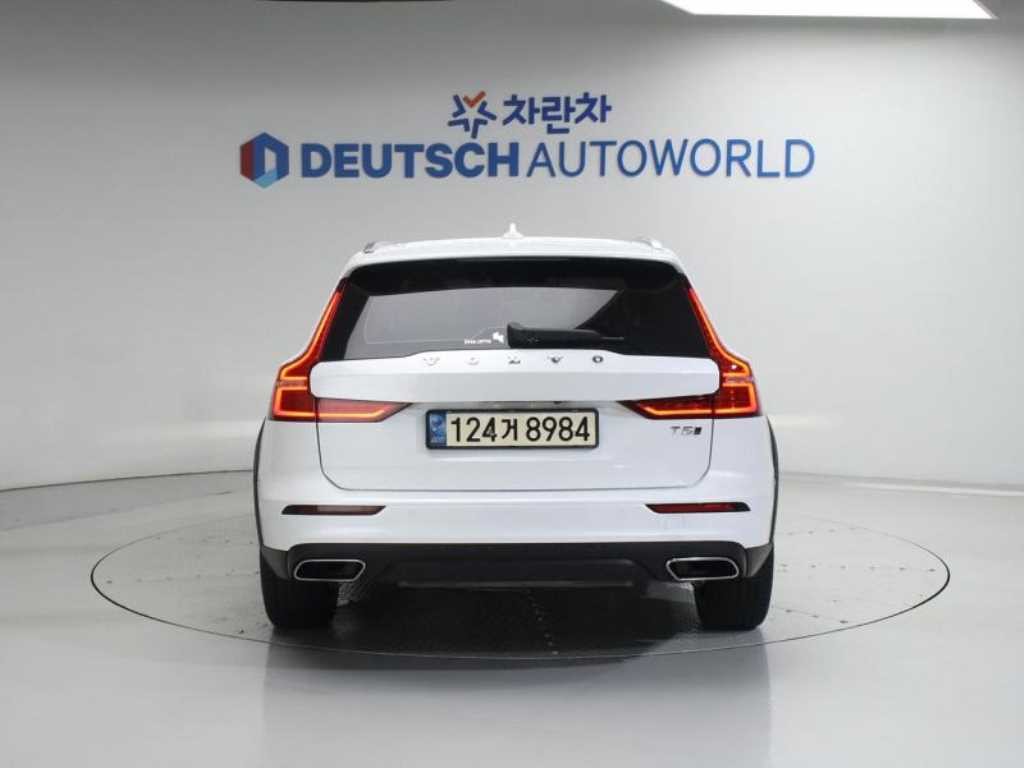 볼보 V60 V60 크로스 컨트리 2세대 2.0 T5 프로 AWD 이미지 4