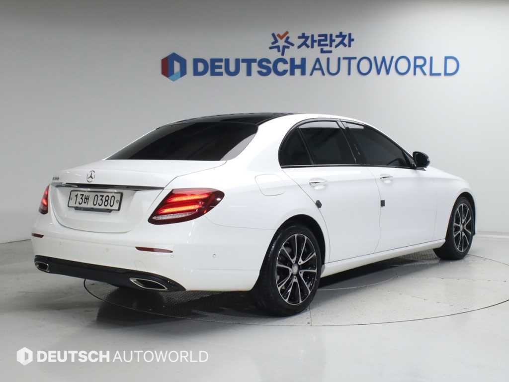 벤츠 E 클래스 E-클래스 W213 E300 아방가르드 이미지 2