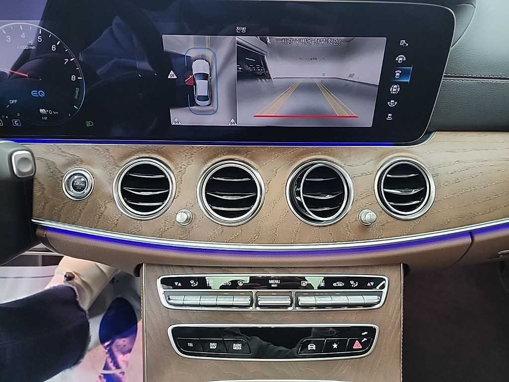 벤츠 E 클래스 E-클래스 W213 E300e 4MATIC 익스클루시브 이미지 11