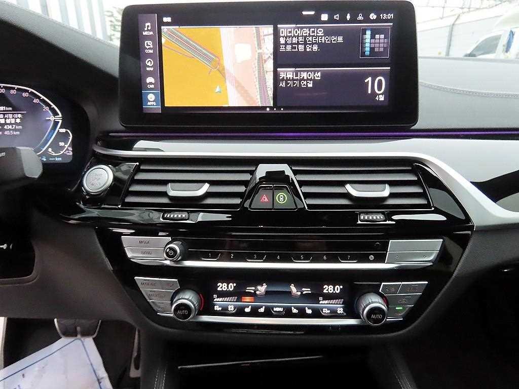 BMW 5시리즈 5시리즈 (G30) 530e M 스포츠 이미지 13