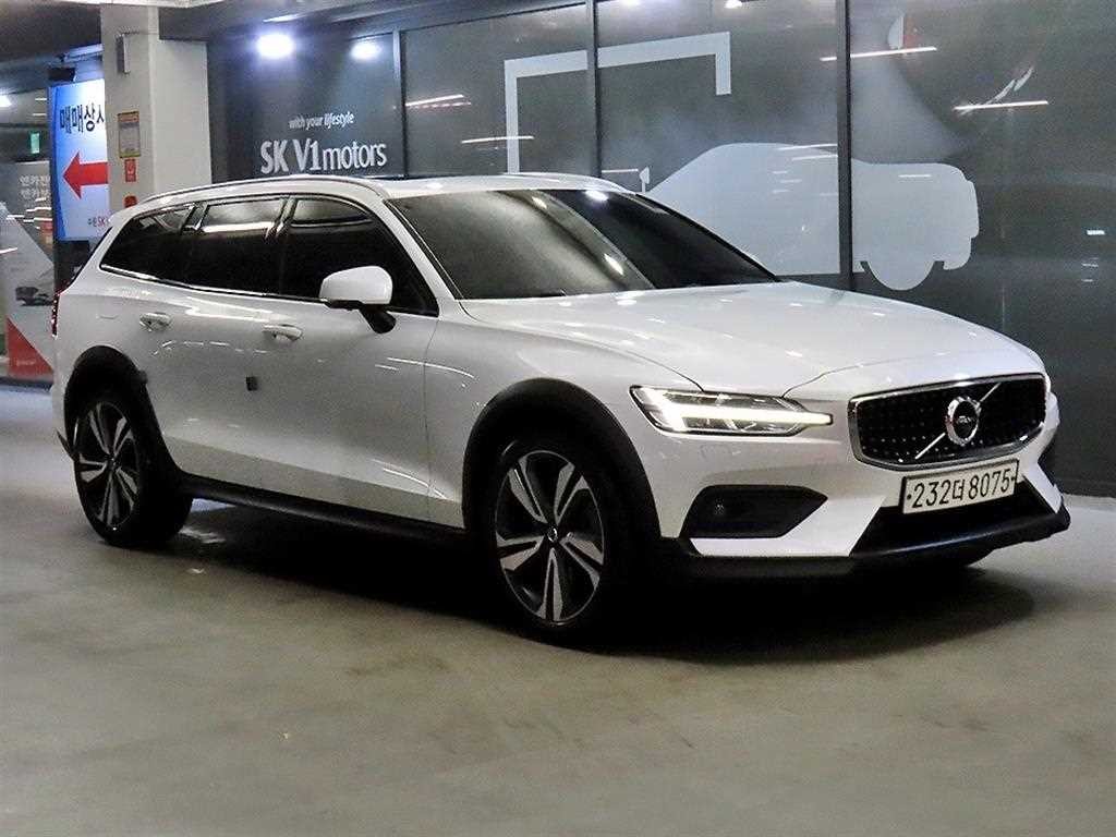 볼보 V60 V60 크로스 컨트리 2세대 2.0 T5 프로 AWD 이미지 1