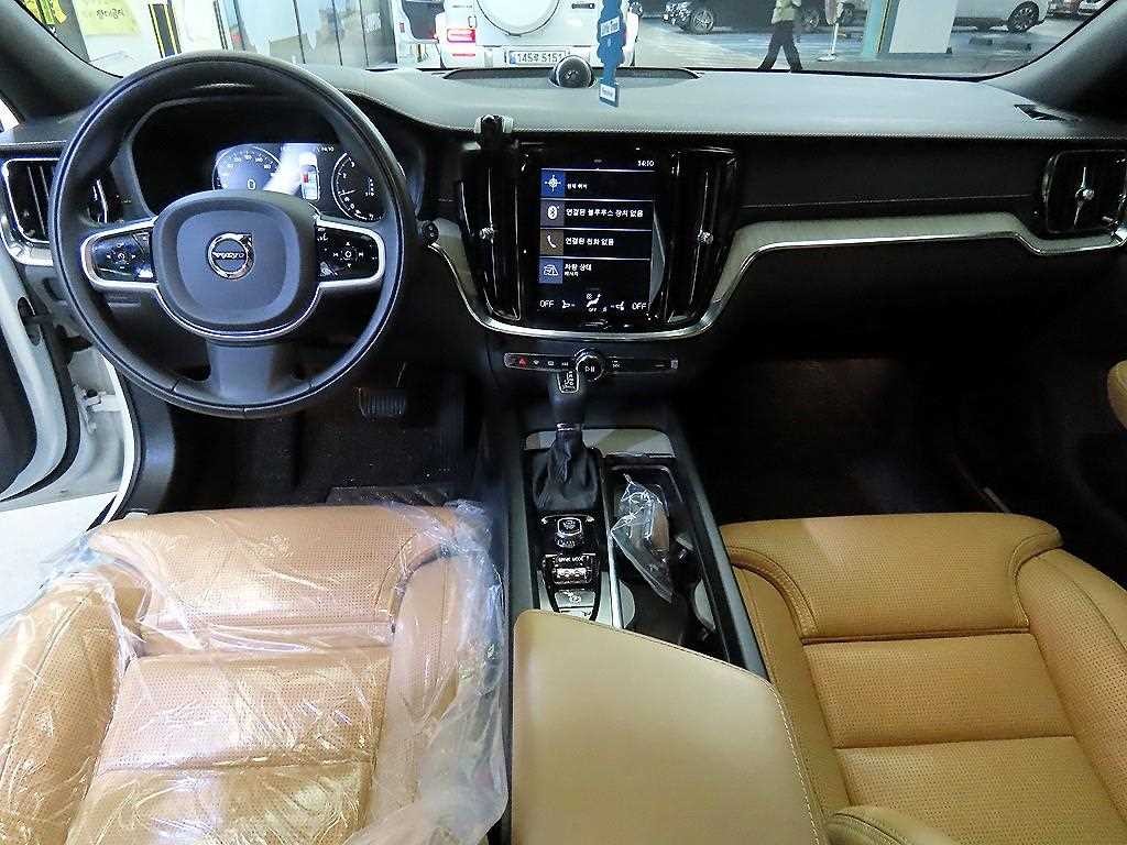 볼보 V60 V60 크로스 컨트리 2세대 2.0 T5 프로 AWD 이미지 10