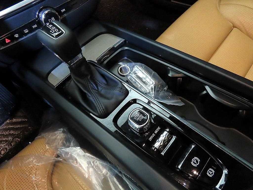 볼보 V60 V60 크로스 컨트리 2세대 2.0 T5 프로 AWD 이미지 12