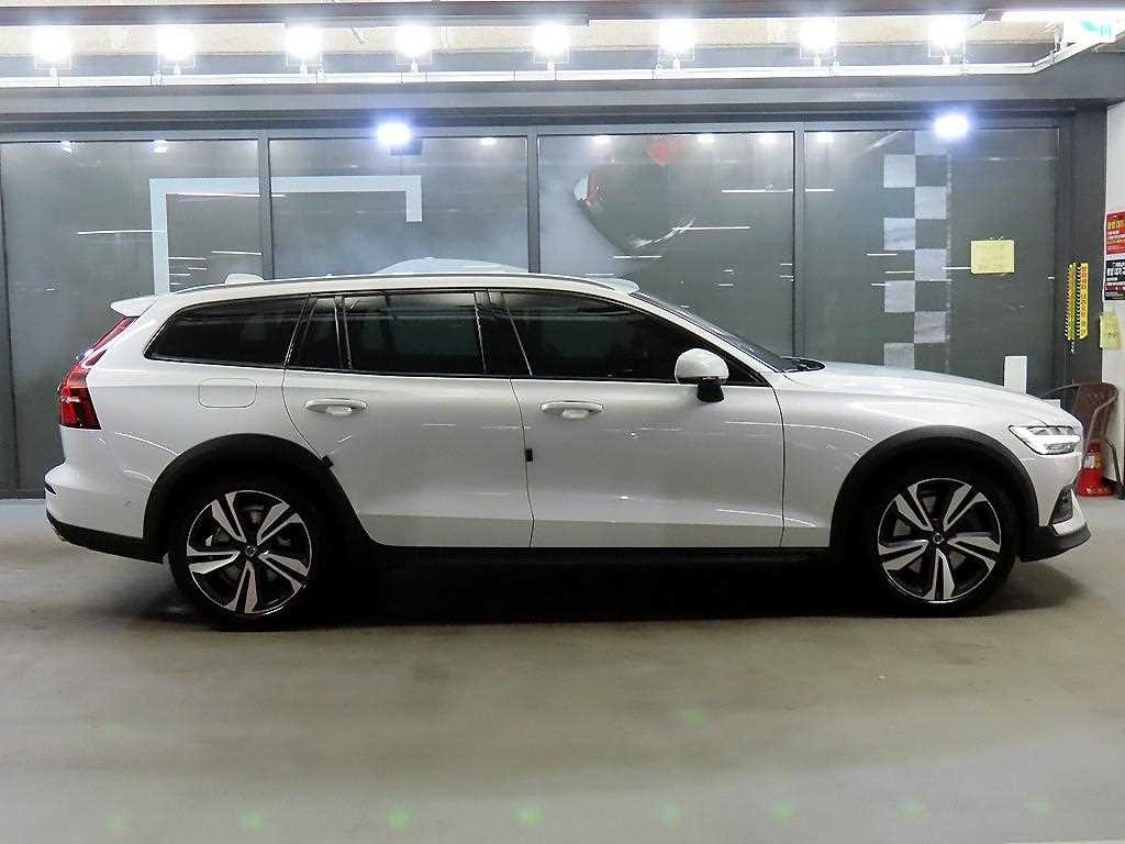 볼보 V60 V60 크로스 컨트리 2세대 2.0 T5 프로 AWD 이미지 3