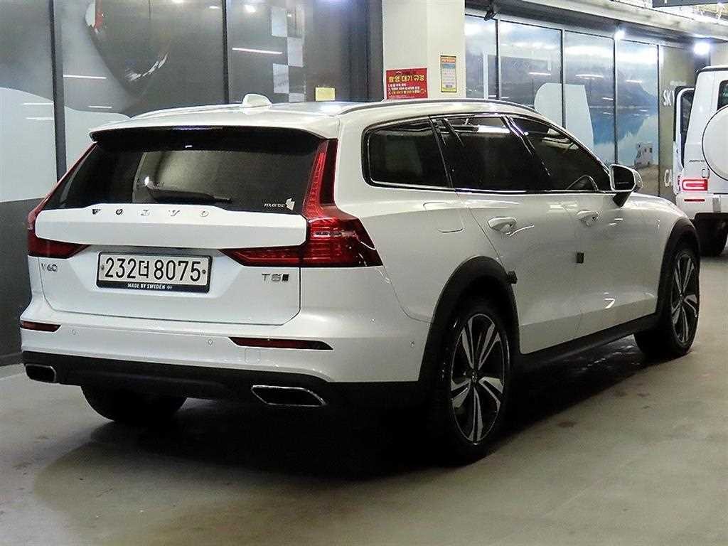 볼보 V60 V60 크로스 컨트리 2세대 2.0 T5 프로 AWD 이미지 4