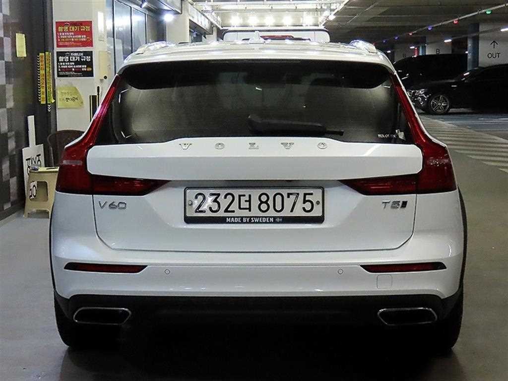 볼보 V60 V60 크로스 컨트리 2세대 2.0 T5 프로 AWD 이미지 5
