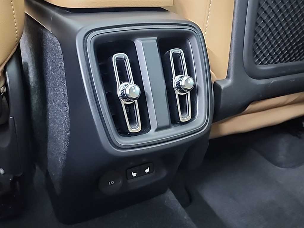 볼보 XC40 T4 4WD 모멘텀 이미지 13