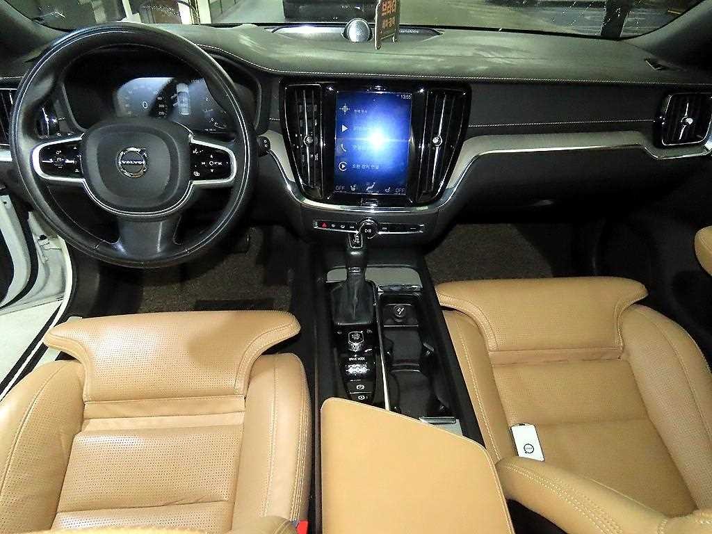 볼보 V60 V60 크로스 컨트리 2세대 2.0 T5 프로 AWD 이미지 10