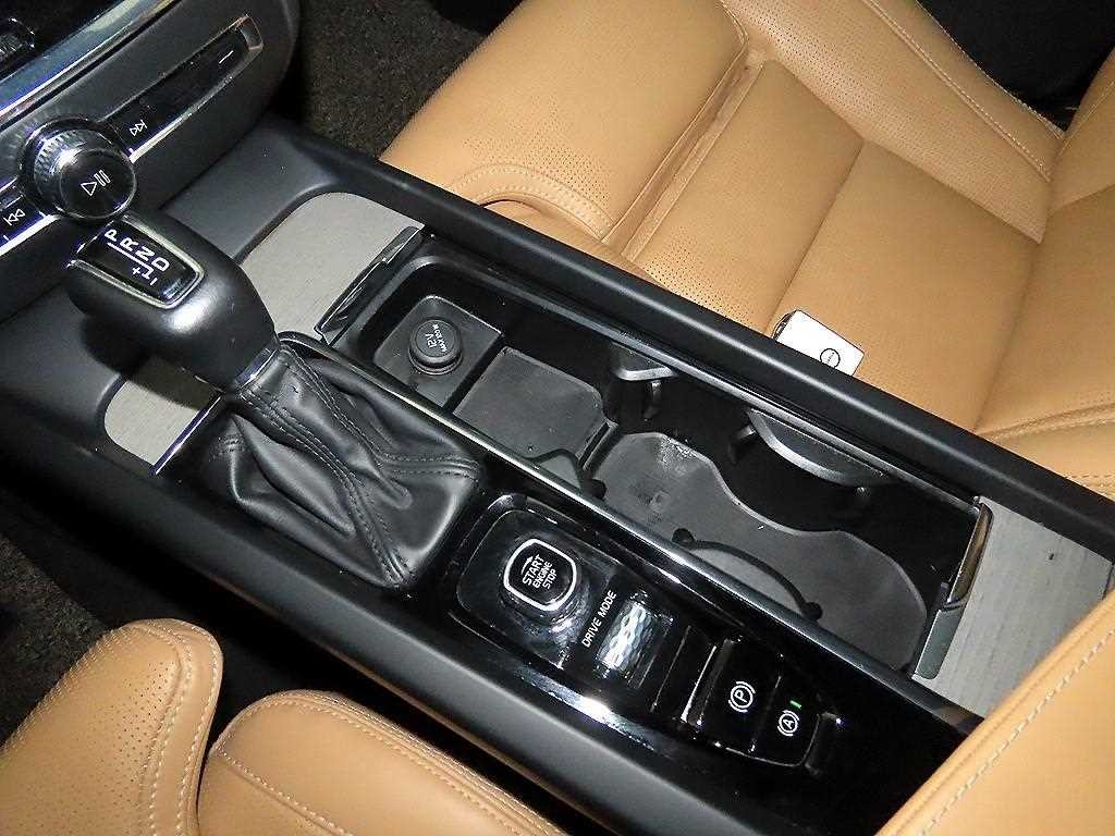 볼보 V60 V60 크로스 컨트리 2세대 2.0 T5 프로 AWD 이미지 12