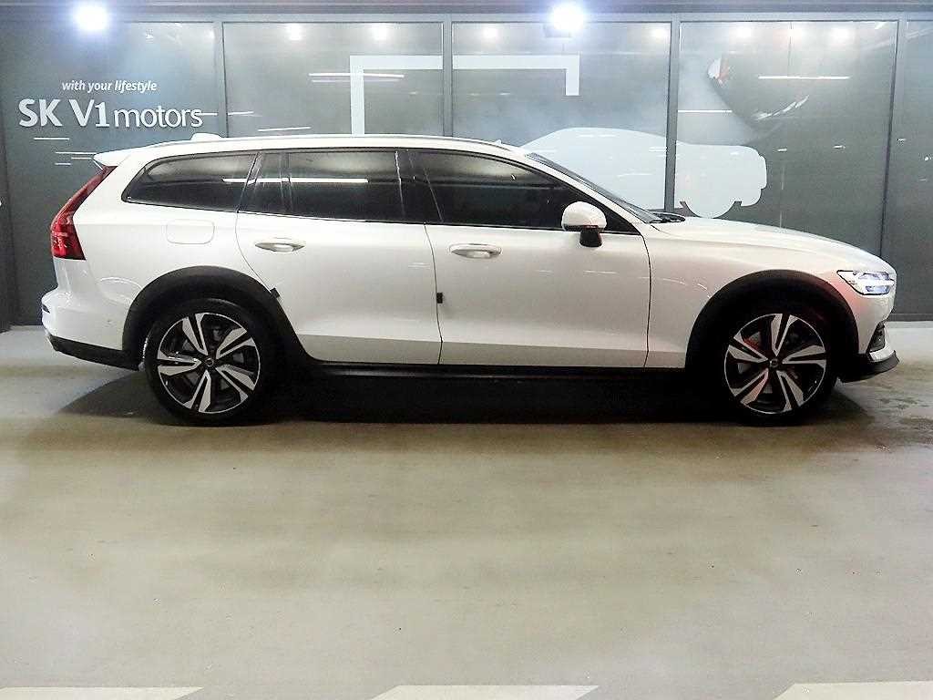 볼보 V60 V60 크로스 컨트리 2세대 2.0 T5 프로 AWD 이미지 3