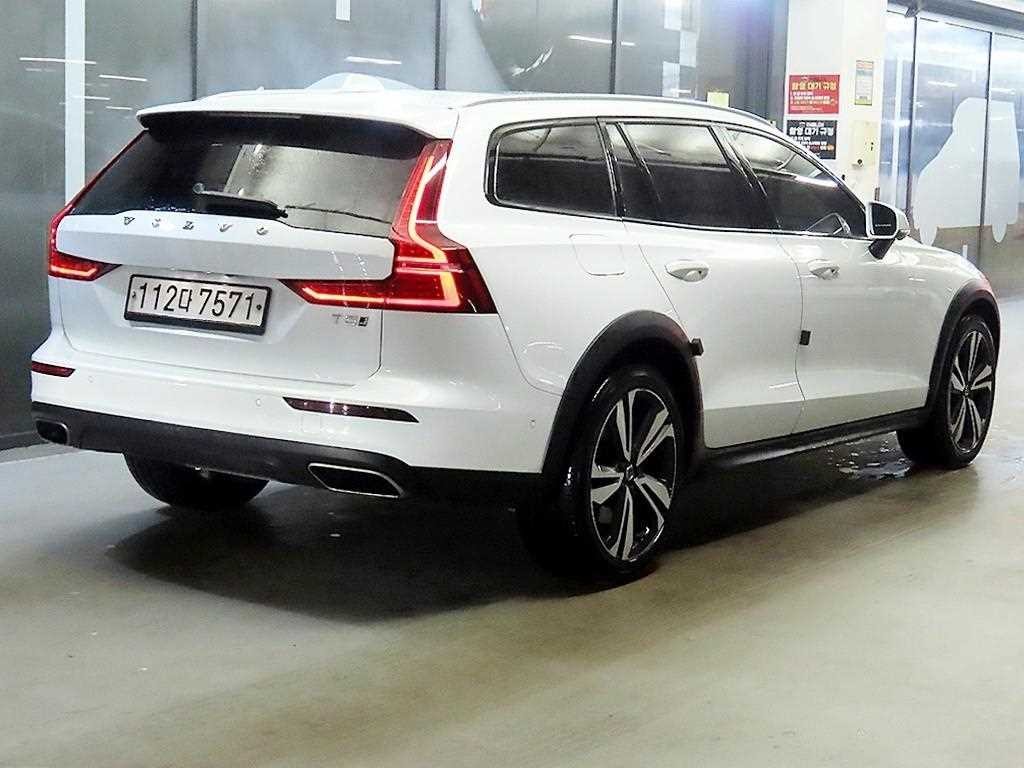 볼보 V60 V60 크로스 컨트리 2세대 2.0 T5 프로 AWD 이미지 4