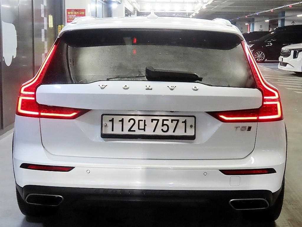볼보 V60 V60 크로스 컨트리 2세대 2.0 T5 프로 AWD 이미지 5
