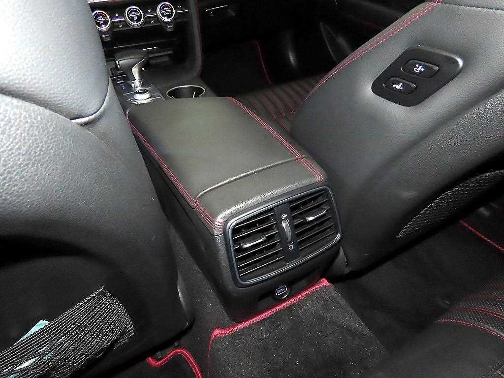 제네시스 G70 2.0T AWD 스포츠 패키지 이미지 15