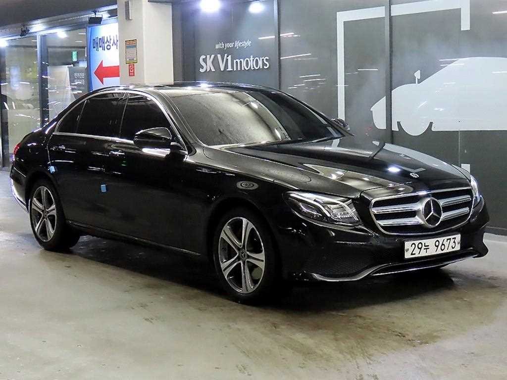 벤츠 E 클래스 E-클래스 W213 E300 4MATIC 아방가르드인텔리전트드라이브 이미지 1