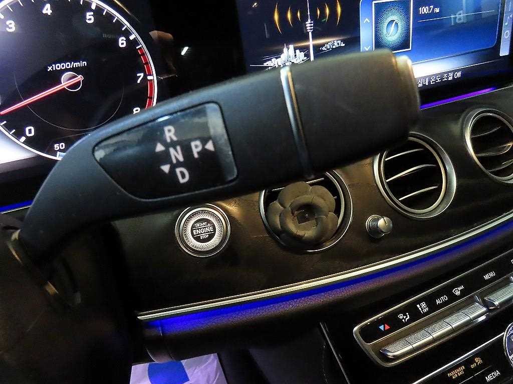 벤츠 E 클래스 E-클래스 W213 E300 4MATIC 아방가르드인텔리전트드라이브 이미지 12