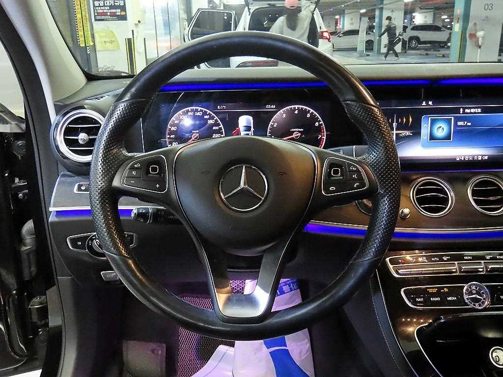 벤츠 E 클래스 E-클래스 W213 E300 4MATIC 아방가르드인텔리전트드라이브 이미지 8